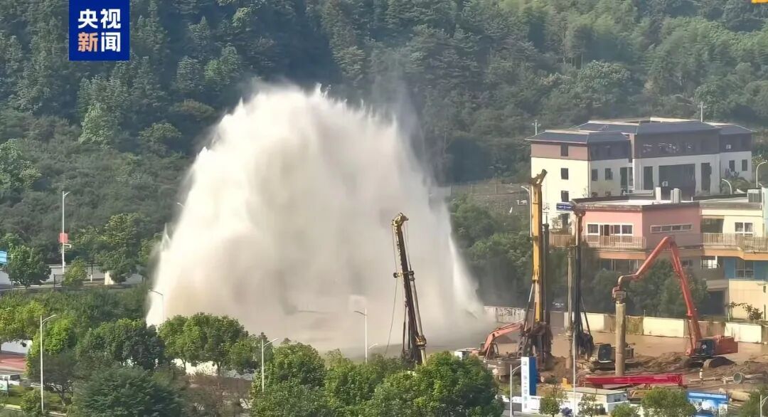 江西一市自来水主管道破裂,现场喷涌出十余米高自来水,城区大面积停水 江西一市自来水主管道破裂,现场喷涌出十余米高自来水,城区大面积停水