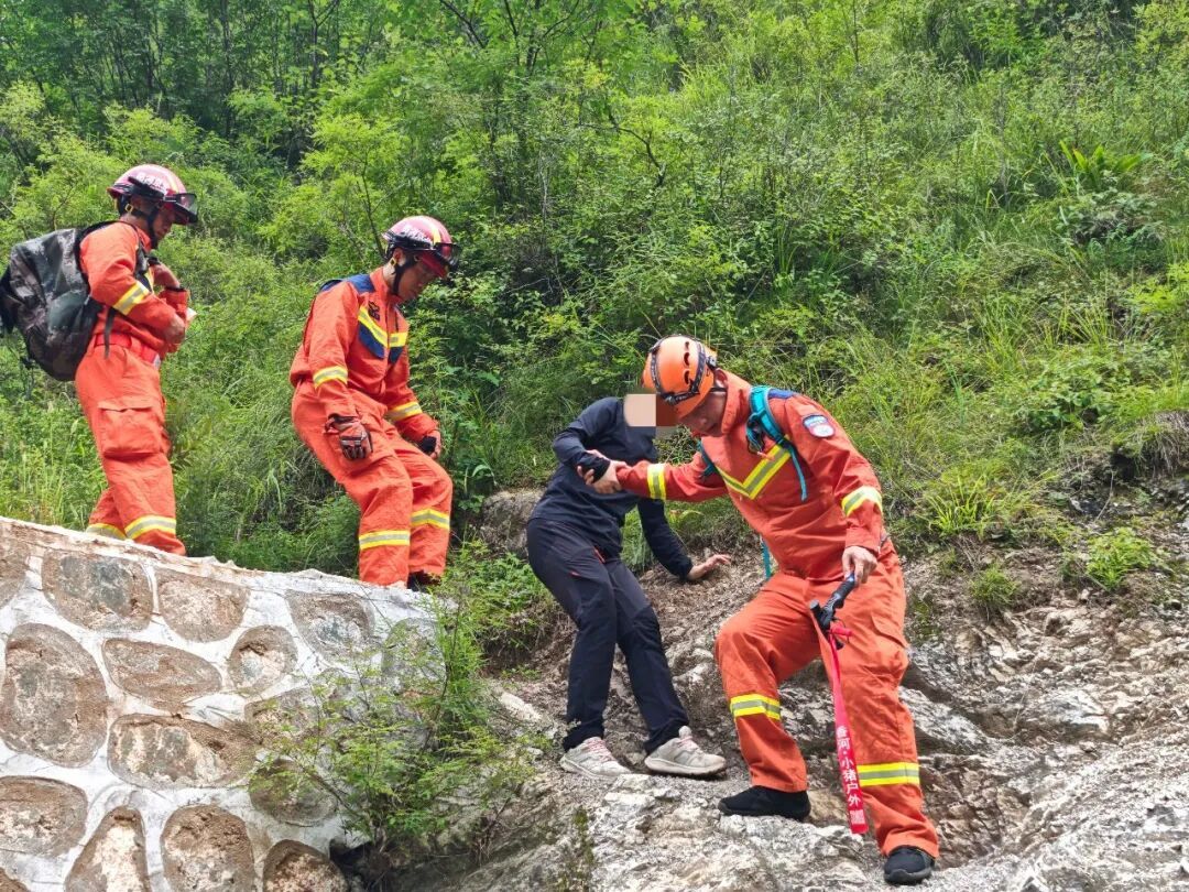 四预警齐发之际,女子白瀑寺环线脱水瘫困山顶,北京门头沟消防49分钟火速救回 四预警齐发之际,女子白瀑寺环线脱水瘫困山顶,北京门头沟消防49分钟火速救回