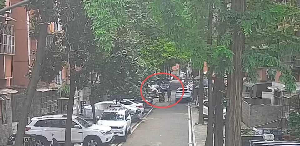 外卖员朝外卖吐口水?长沙警方查明系三人摆拍为博流量恶意炒作,目前已被行拘 外卖员朝外卖吐口水?长沙警方查明系三人摆拍为博流量恶意炒作,目前已被行拘