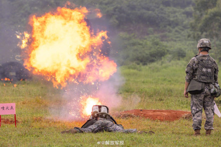 烈焰咆哮!直击防化分队喷火现场 烈焰咆哮!直击防化分队喷火现场