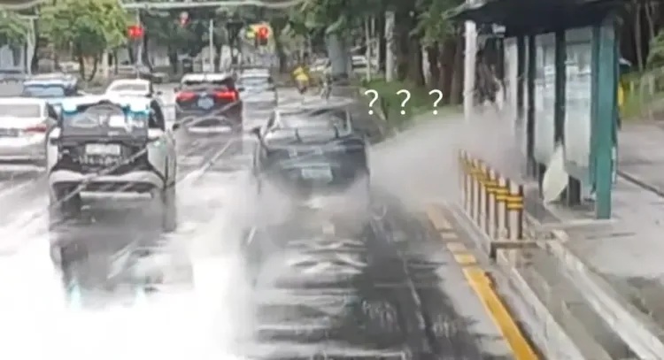 下雨天在路边被溅了一身,深圳一市民举报,涉事车主道歉!交警:罚! 下雨天在路边被溅了一身,深圳一市民举报,涉事车主道歉!交警:罚!