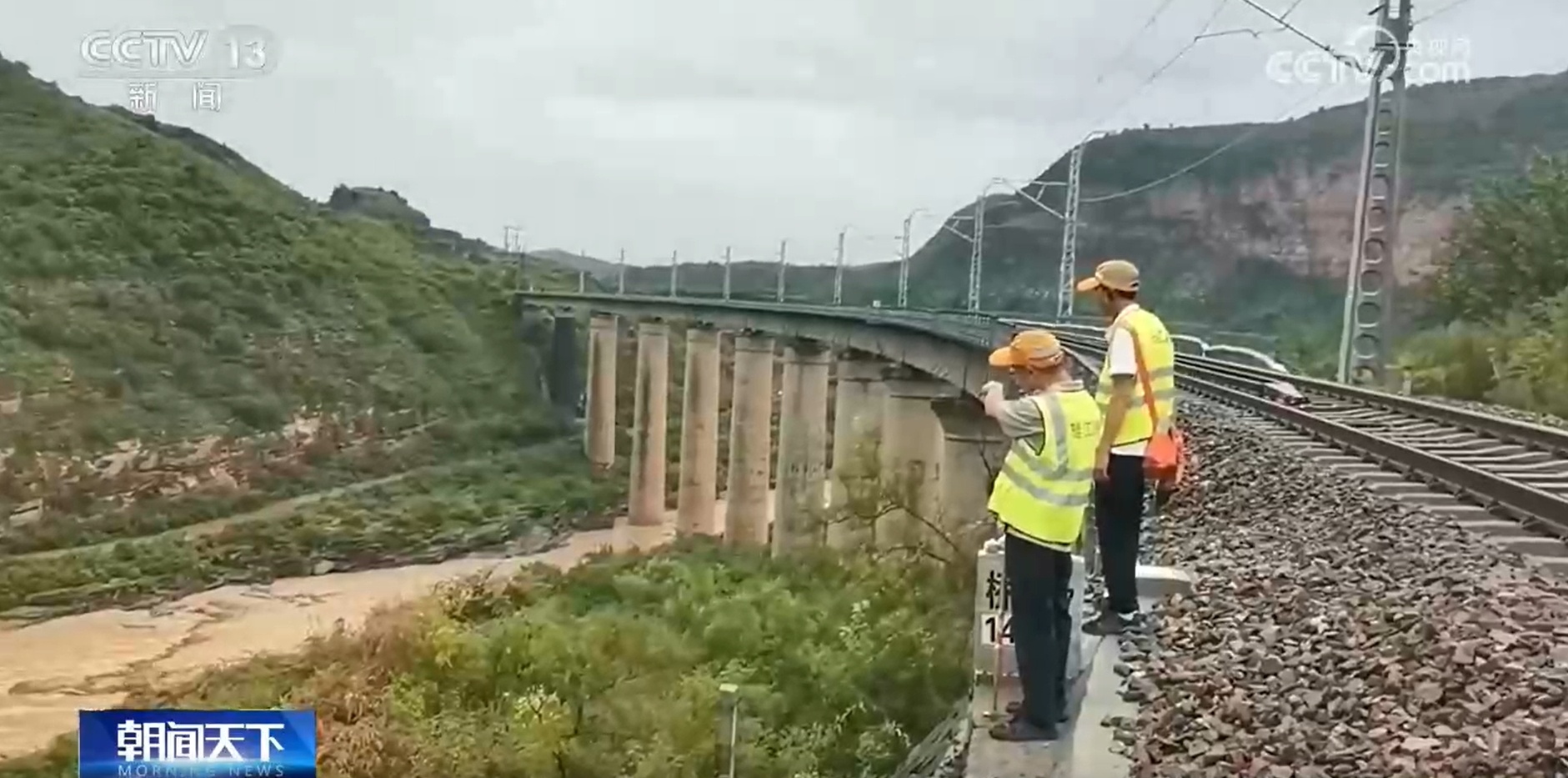 无论洪水、暴雨还是高温干旱 总有他们在坚守 护安全保运行