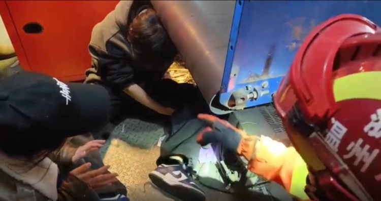 物流园内,男子双腿被传送带紧紧“压缩”!千万警惕此类伤害 物流园内,男子双腿被传送带紧紧“压缩”!千万警惕此类伤害