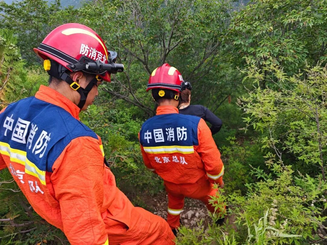 四预警齐发之际,女子白瀑寺环线脱水瘫困山顶,北京门头沟消防49分钟火速救回 四预警齐发之际,女子白瀑寺环线脱水瘫困山顶,北京门头沟消防49分钟火速救回