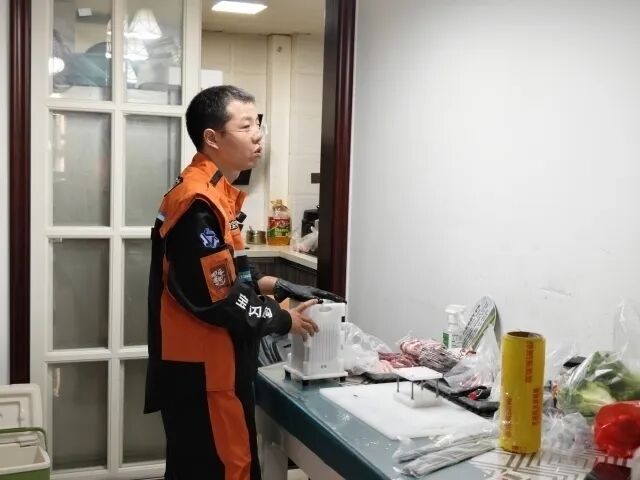 飞奔两个路口借来灭火器救火！这位杭州外卖小哥，有了新身份！