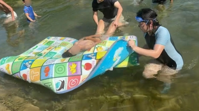 教科书式全家救援！丈夫水下托举，儿子送来浮垫，济南这一家人从水里抢回少年
