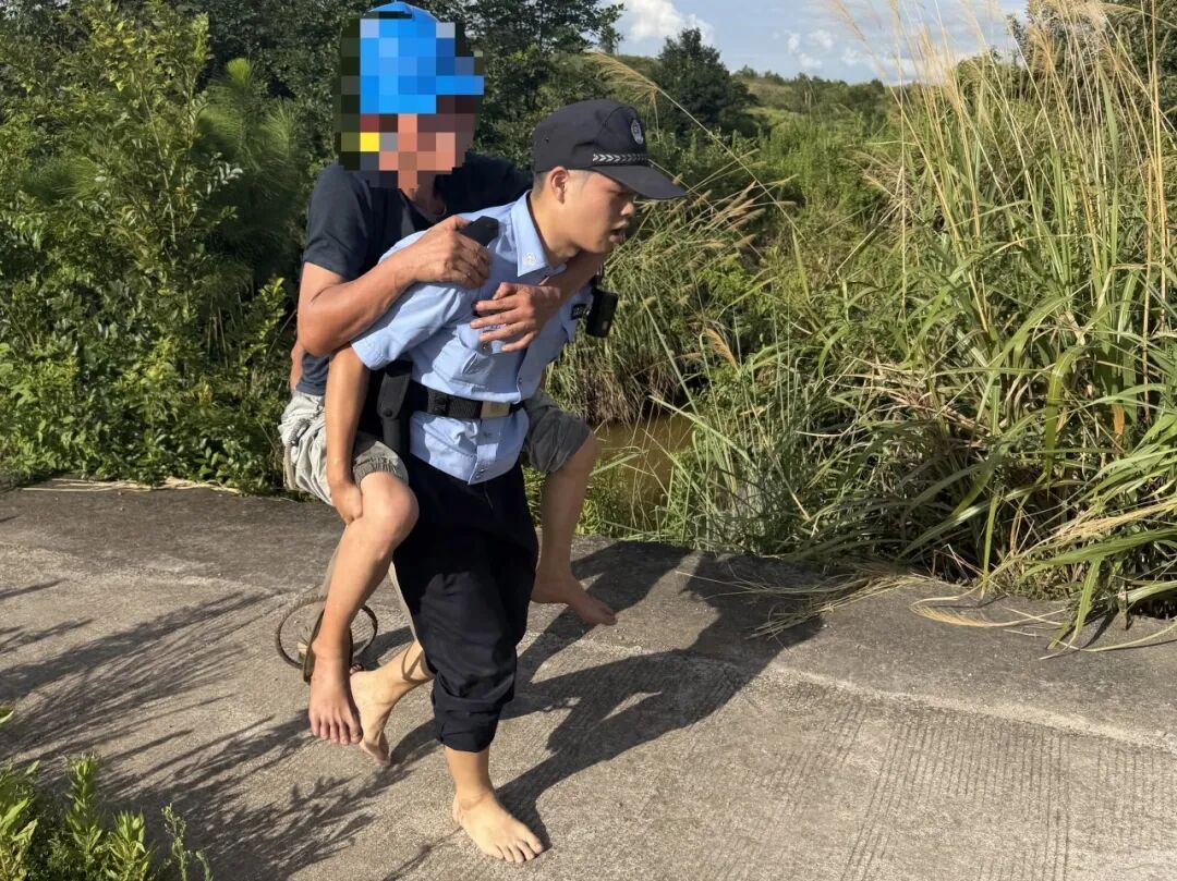 险!野塘踩到捕兽夹,民警涉水背人200米救援 险!野塘踩到捕兽夹,民警涉水背人200米救援