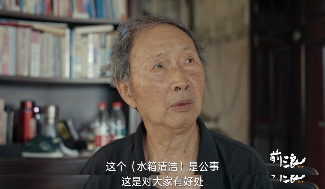 窗边一把悬挂的拖把，两家人吵了5年，偏执的八旬老伯背后，是妻子癌症去世的难愈伤痛