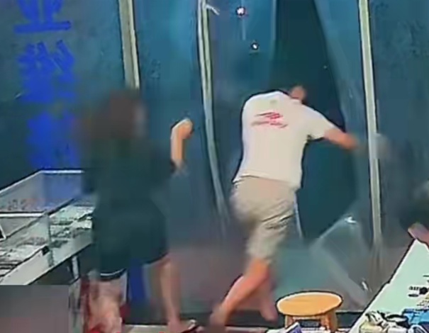 拿了就跑！警方通报！