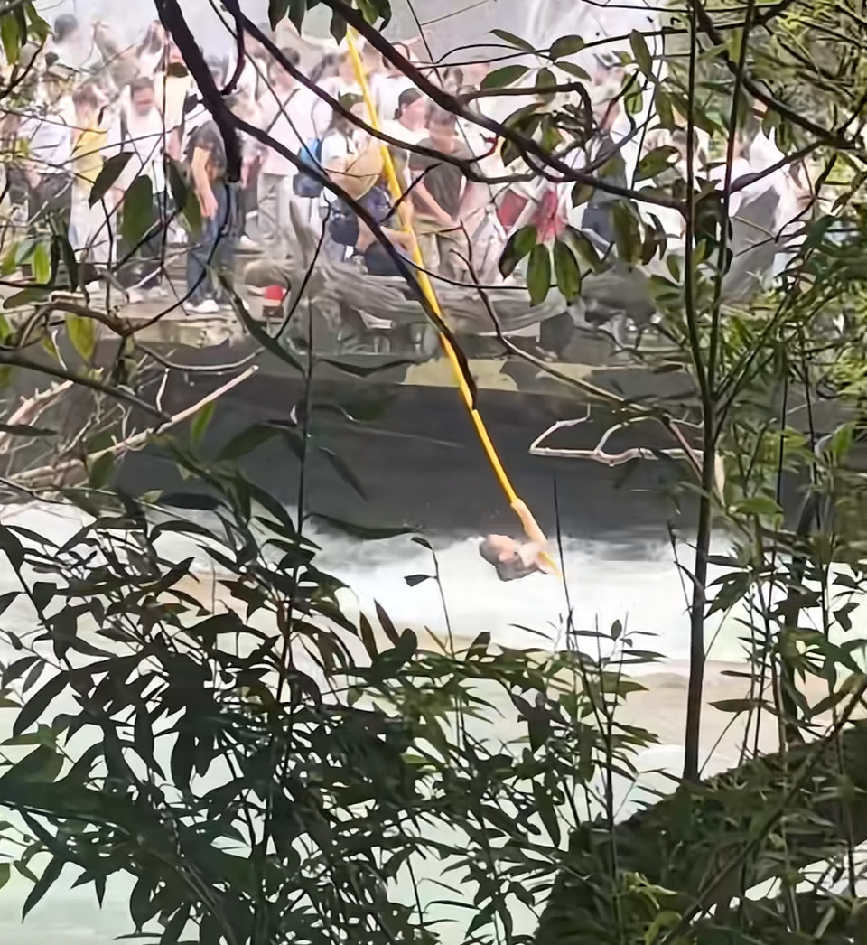 贵州小七孔景区一男子跌落湍急河水中，工作人员伸杆救援杆子被拉断，男子最终获救