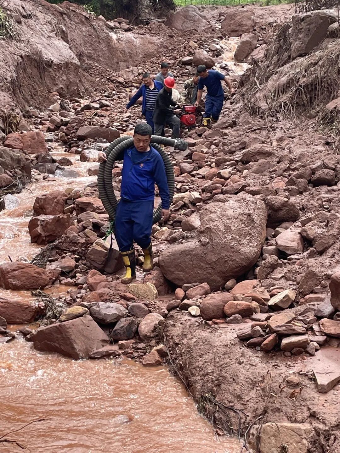 泥石流发生前2分钟,他将卧病在床的村民背出…… 泥石流发生前2分钟,他将卧病在床的村民背出……