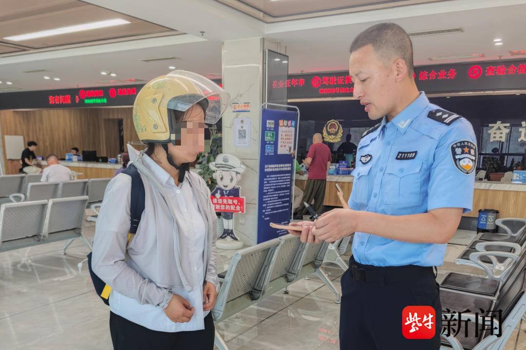 交警执勤中连捡两部手机归还失主获赞 交警执勤中连捡两部手机归还失主获赞