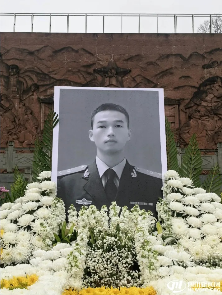 致敬!谯禾林被追授为“中国武警忠诚卫士” 致敬!谯禾林被追授为“中国武警忠诚卫士”