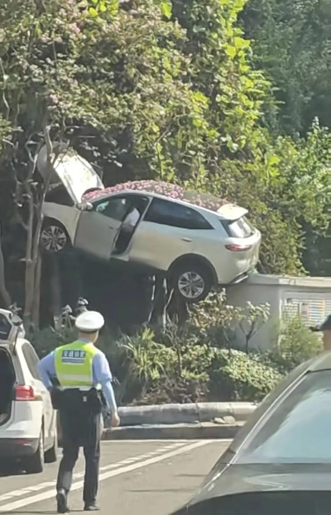 重庆鹅岭隧道口一车辆失控冲上边坡，被卡半空，官方回应：被困两人已成功救下