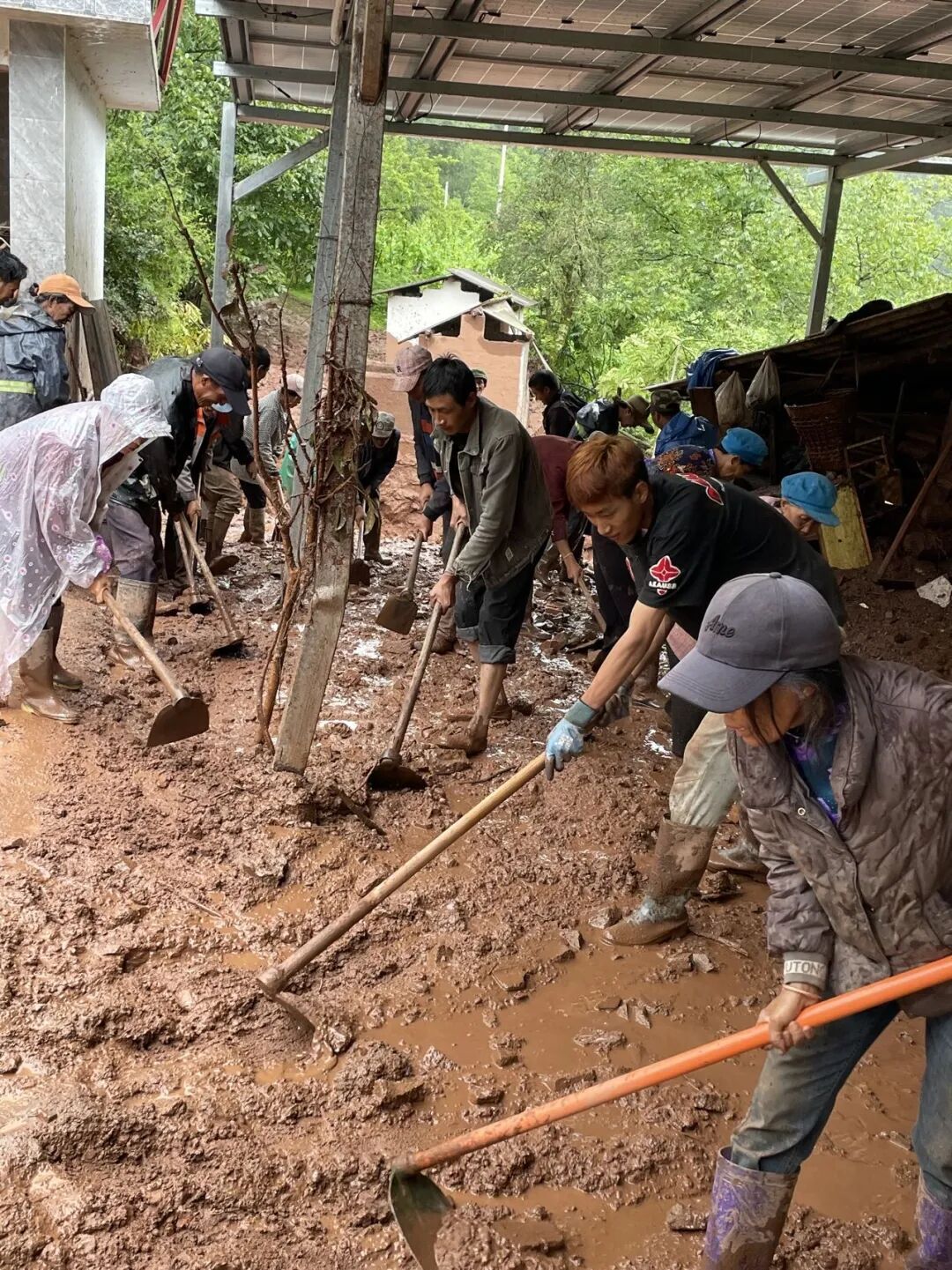 泥石流发生前2分钟,他将卧病在床的村民背出…… 泥石流发生前2分钟,他将卧病在床的村民背出……