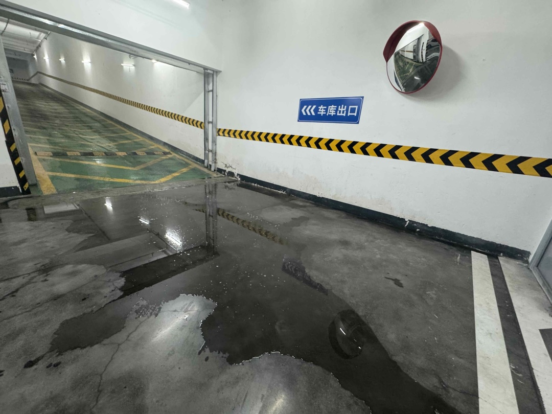 西安一小区交房仅1年多,小区绿地塌陷,车库漏水 西安一小区交房仅1年多,小区绿地塌陷,车库漏水