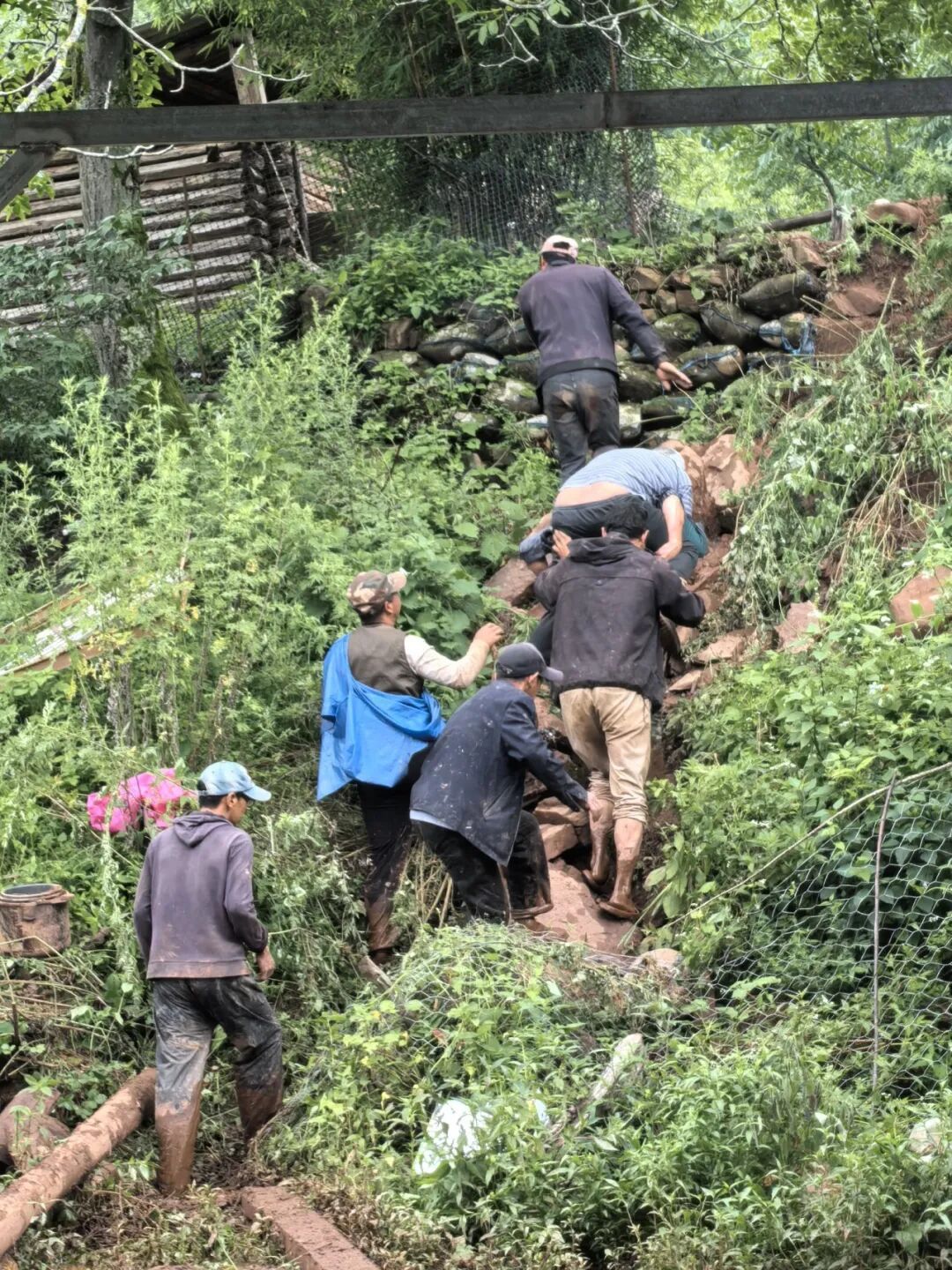 泥石流发生前2分钟,他将卧病在床的村民背出…… 泥石流发生前2分钟,他将卧病在床的村民背出……