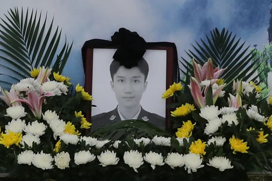 民警丘峻宇为救群众不幸牺牲,年仅23岁 民警丘峻宇为救群众不幸牺牲,年仅23岁