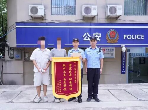 “背景板是你的吧?”凌晨5点,收到一条短信后,她给派出所写了封长信 “背景板是你的吧?”凌晨5点,收到一条短信后,她给派出所写了封长信