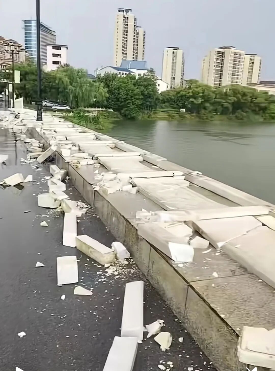 湖北嘉鱼一桥梁护栏被整排吹倒碎落一地,当地:无人受伤,正在维修,当天有7级大风 湖北嘉鱼一桥梁护栏被整排吹倒碎落一地,当地:无人受伤,正在维修,当天有7级大风