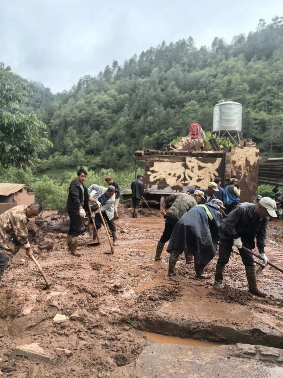 泥石流发生前2分钟,他将卧病在床的村民背出…… 泥石流发生前2分钟,他将卧病在床的村民背出……
