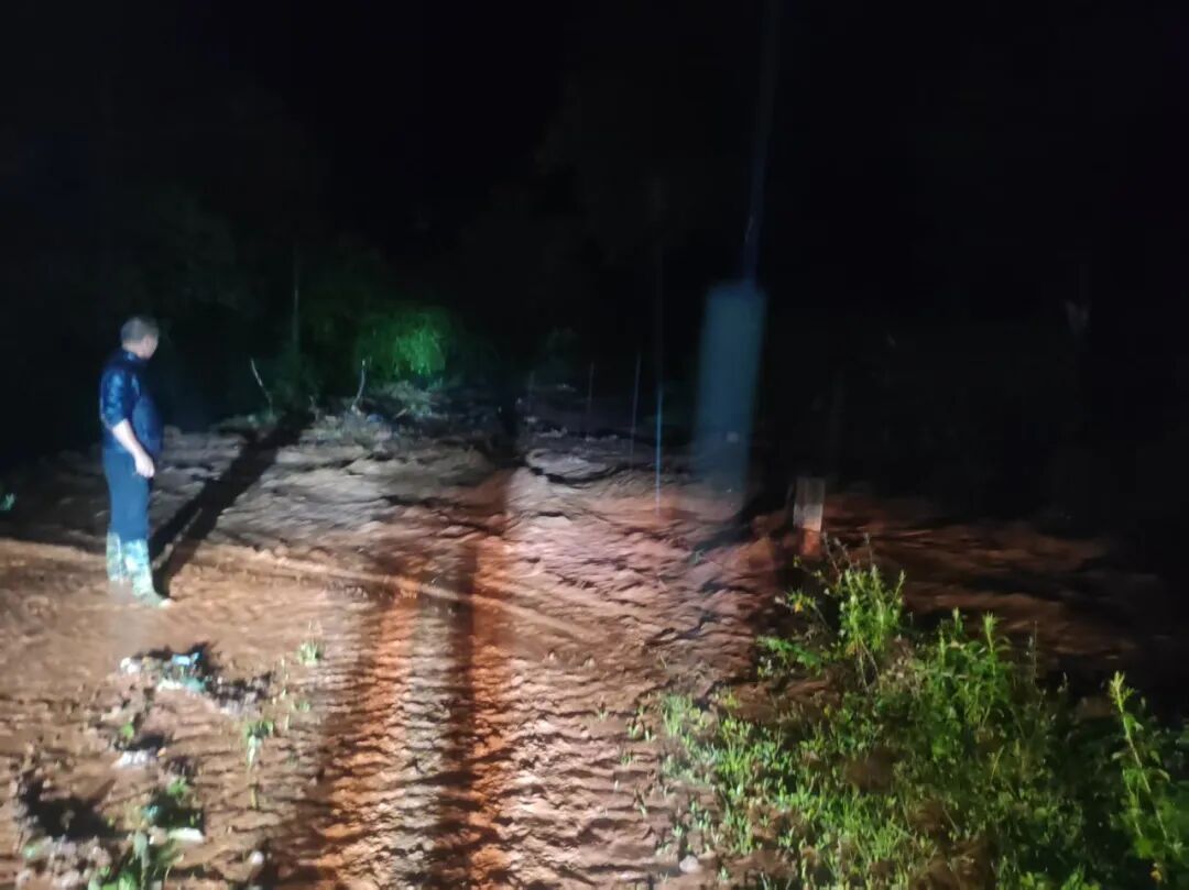 泥石流发生前2分钟,他将卧病在床的村民背出…… 泥石流发生前2分钟,他将卧病在床的村民背出……