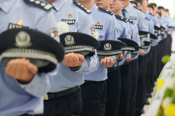 23岁派出所民警勇救落水群众壮烈牺牲,战友一路走好 23岁派出所民警勇救落水群众壮烈牺牲,战友一路走好