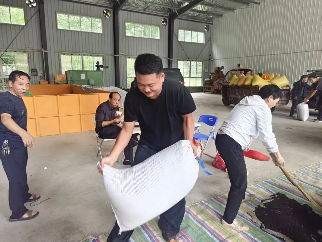 30岁村支书李杨不幸牺牲…… 30岁村支书李杨不幸牺牲……