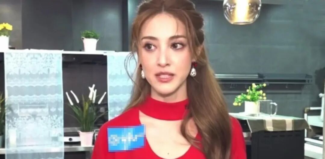 女演员陈凯琳带3个儿子看《蜘蛛侠》被观众淋奶油:孩子说话打闹,还不小心踢到前排座椅,本人发声:是我自己的失误,已报警备案 女演员陈凯琳带3个儿子看《蜘蛛侠》被观众淋奶油:孩子说话打闹,还不小心踢到前排座椅,本人发声:是我自己的失误,已报警备案