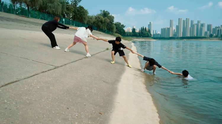 手拉手救人,为啥越救越危险? 手拉手救人,为啥越救越危险?