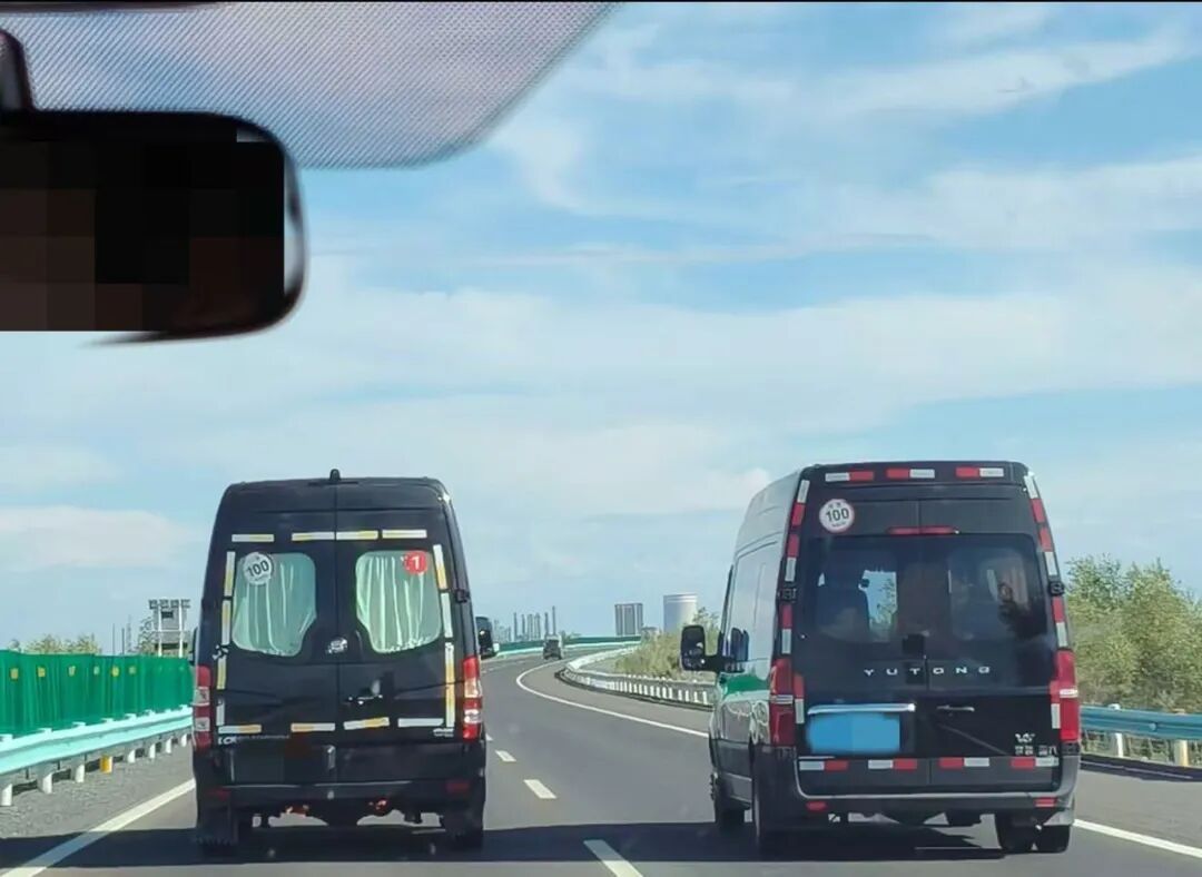 4辆黑色客车在高速并排行驶,占据全部车道,严重影响其他车辆通行,新疆高速交警:已关注此事,将调查处理;此前有相似案例已有人被拘 4辆黑色客车在高速并排行驶,占据全部车道,严重影响其他车辆通行,新疆高速交警:已关注此事,将调查处理;此前有相似案例已有人被拘