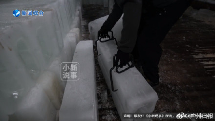 男子因怕热做搬冰工人 月入万元 男子因怕热做搬冰工人 月入万元