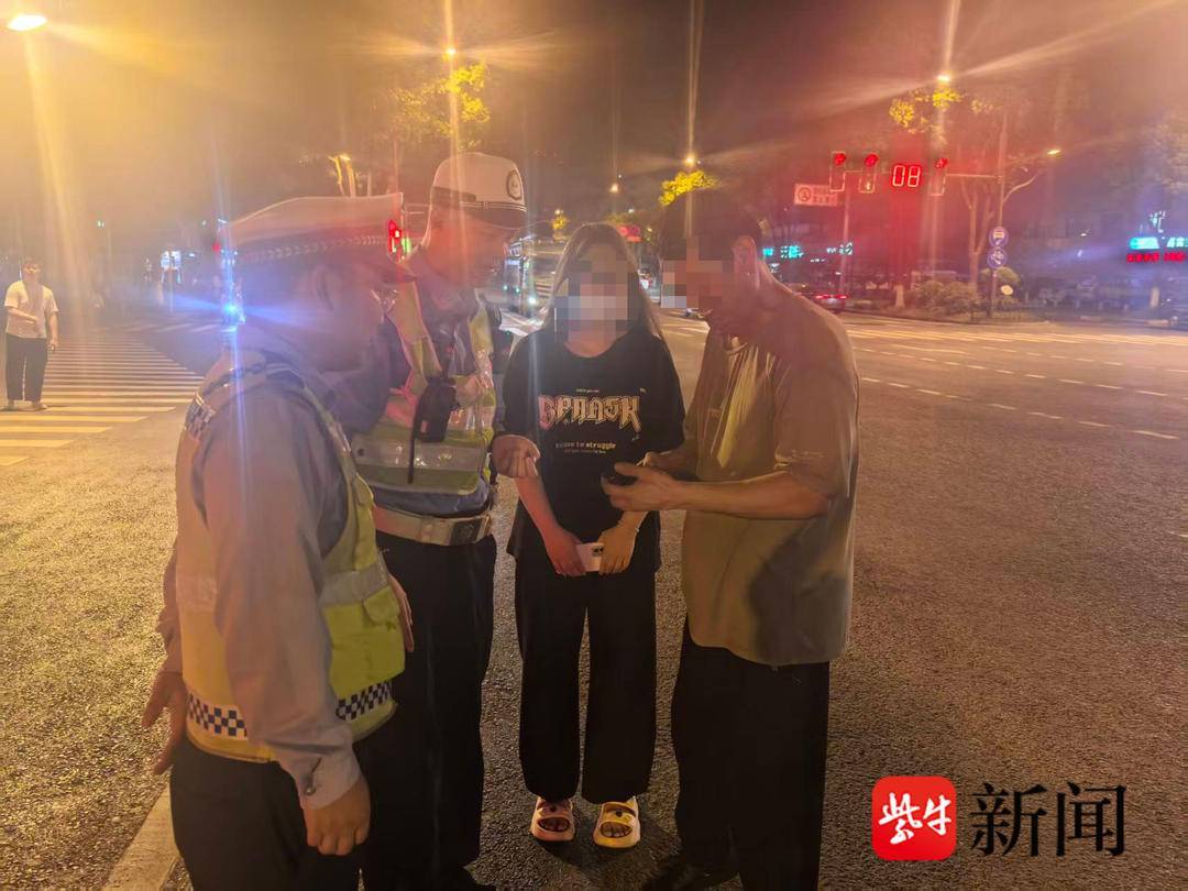 交警执勤中连捡两部手机归还失主获赞 交警执勤中连捡两部手机归还失主获赞