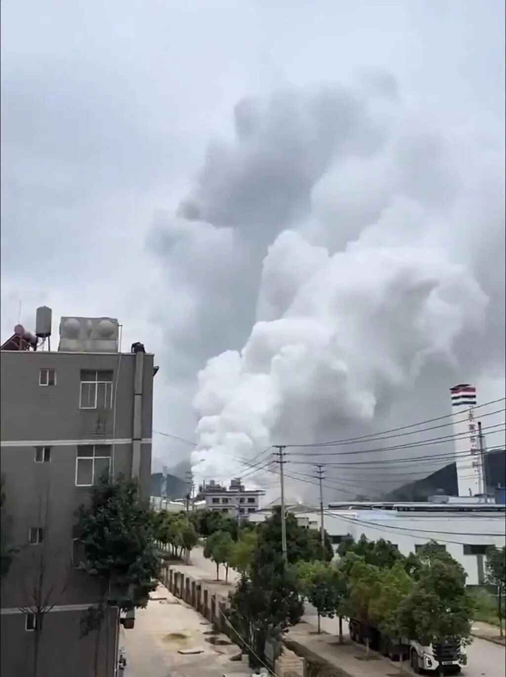 昆明晋宁一化工厂疑似发生泄露,街道被烟雾笼盖,味道刺鼻,官方通报→ 昆明晋宁一化工厂疑似发生泄露,街道被烟雾笼盖,味道刺鼻,官方通报→