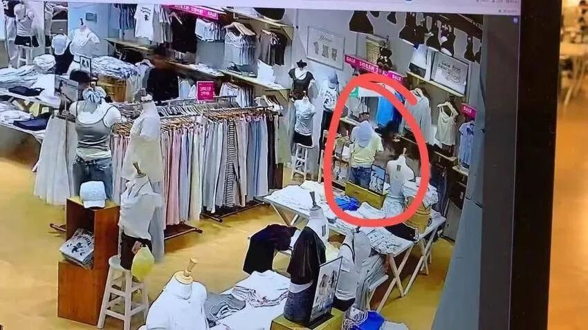 “就地换装”天衣无缝?下一秒尴尬了 “就地换装”天衣无缝?下一秒尴尬了