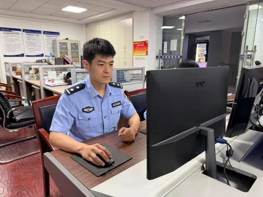 “就地换装”天衣无缝?下一秒尴尬了 “就地换装”天衣无缝?下一秒尴尬了