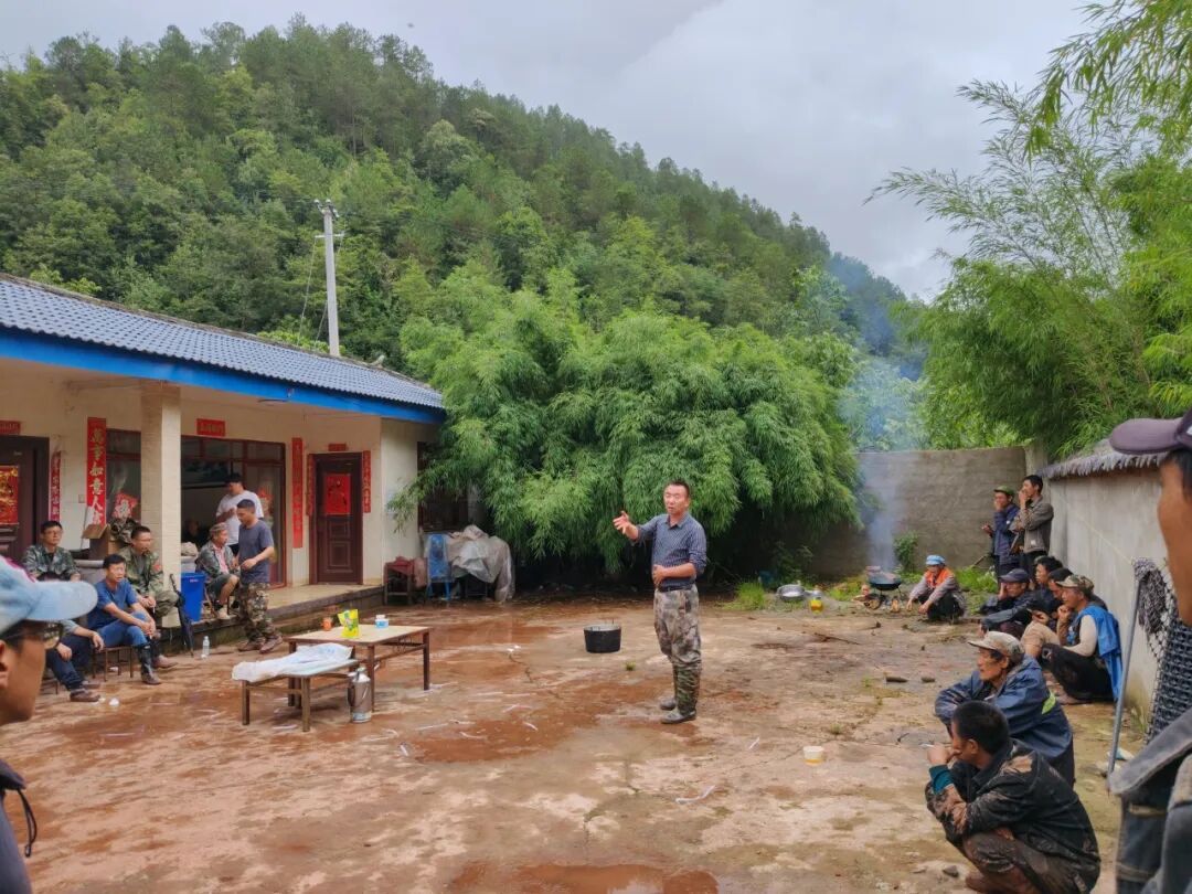 泥石流发生前2分钟,他将卧病在床的村民背出…… 泥石流发生前2分钟,他将卧病在床的村民背出……