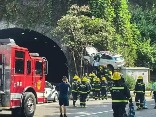 重庆鹅岭隧道口一车辆失控冲上边坡，官方回应：两名被困人员被救出，现场已处置完毕