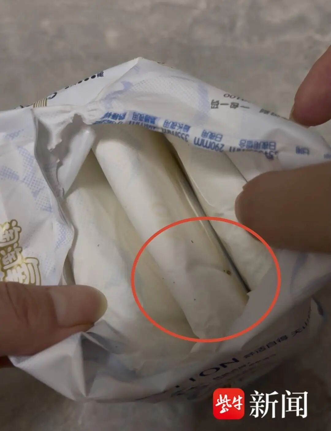 女子发现所购卫生巾上有疑似虫卵的黑点并附着虫体,该产品号称国标消毒级 女子发现所购卫生巾上有疑似虫卵的黑点并附着虫体,该产品号称国标消毒级