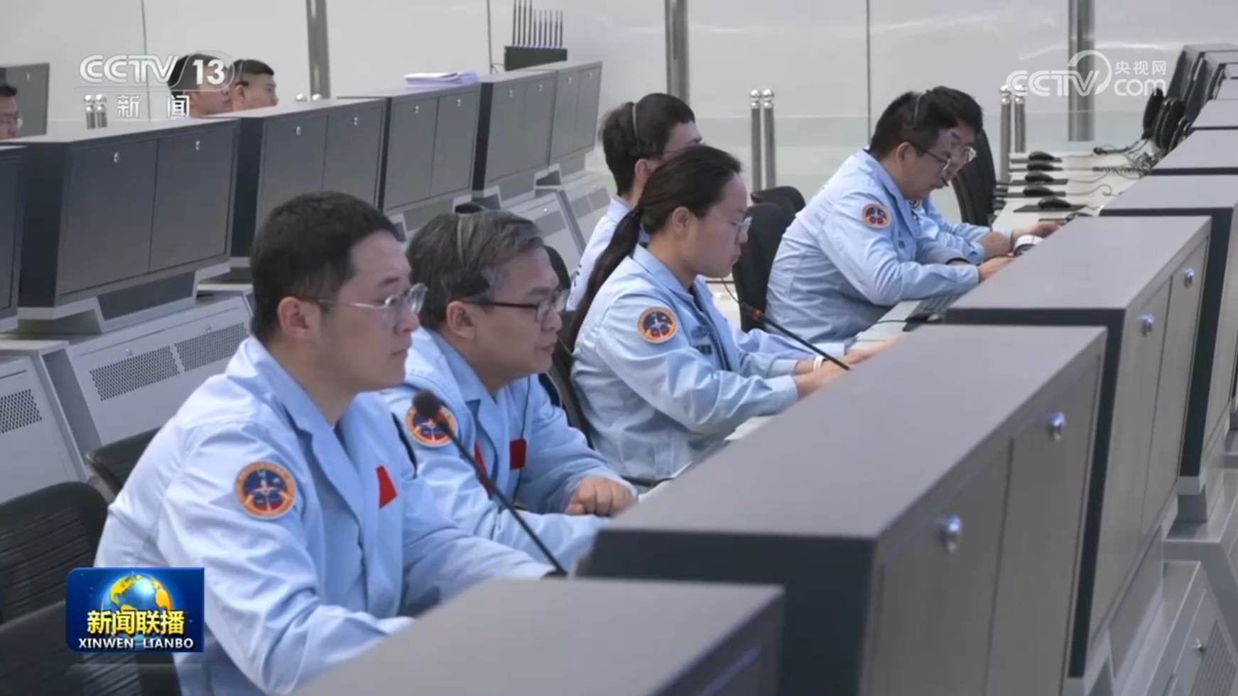 神舟二十一号航天员乘组与记者见面会在北京举行 神舟二十一号航天员乘组与记者见面会在北京举行