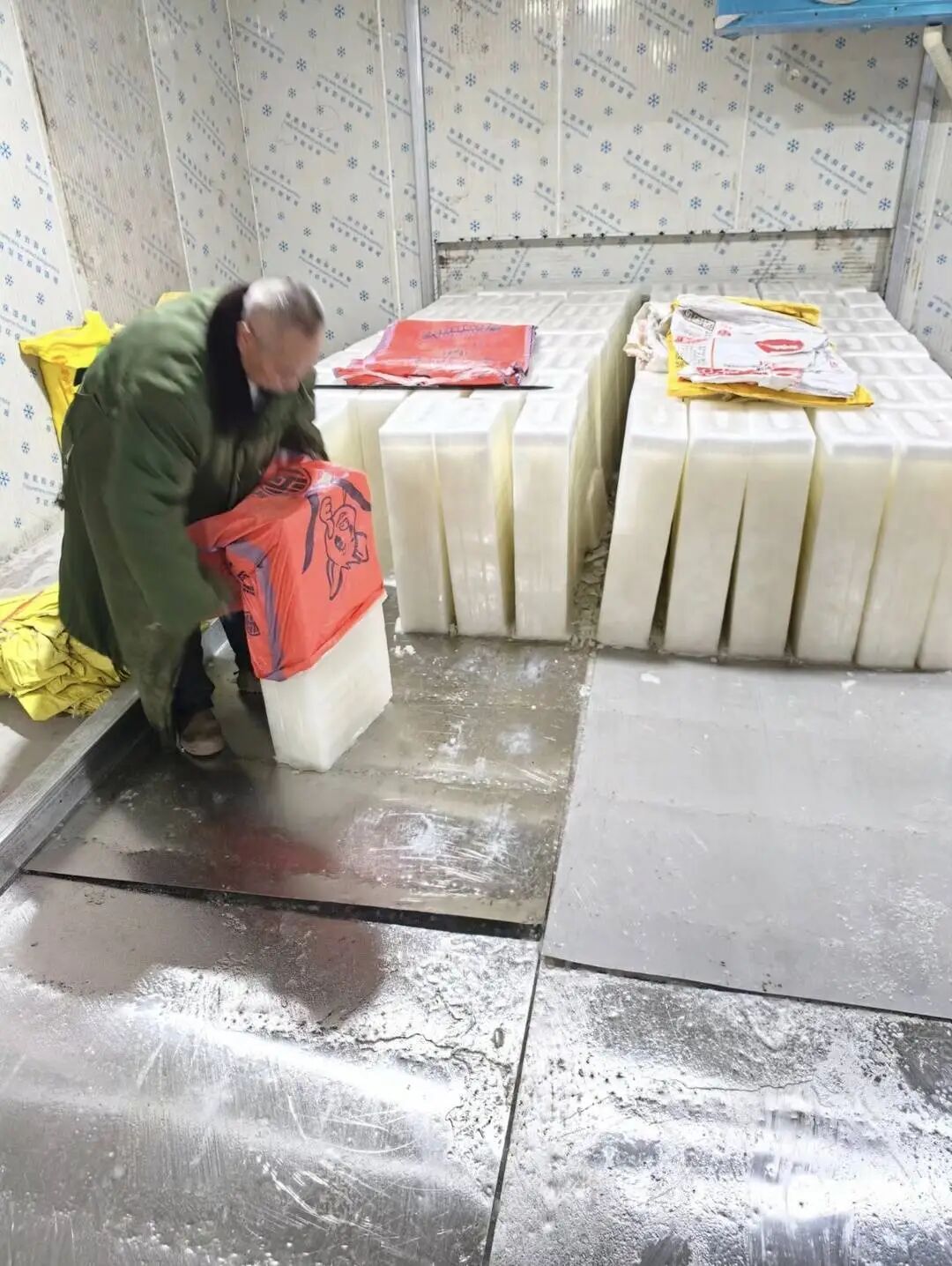 每天仅睡三四个小时,27岁小伙回应“制冰块月入30万”:实际利润并没有想象中高 每天仅睡三四个小时,27岁小伙回应“制冰块月入30万”:实际利润并没有想象中高