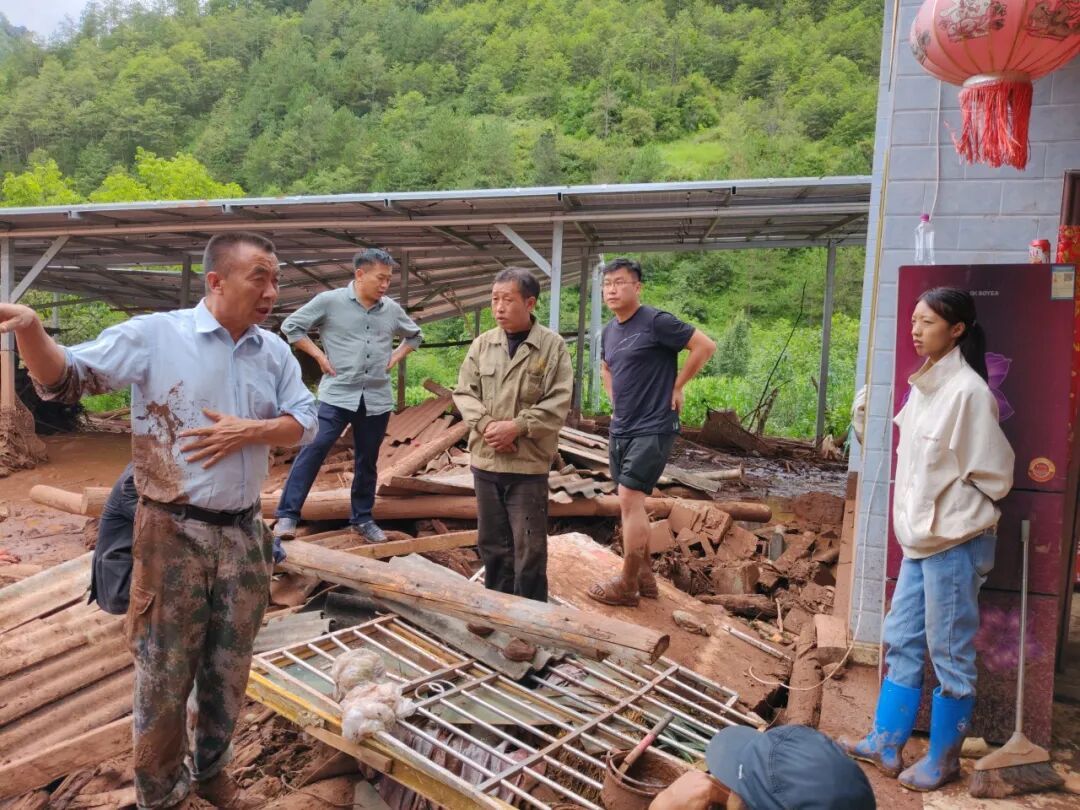 泥石流发生前2分钟,他将卧病在床的村民背出…… 泥石流发生前2分钟,他将卧病在床的村民背出……