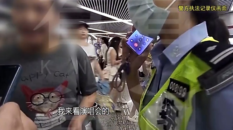 女子涉嫌诈骗罪在逃,还买票看时代少年团演唱会,没出地铁站就被上海民警抓获 女子涉嫌诈骗罪在逃,还买票看时代少年团演唱会,没出地铁站就被上海民警抓获