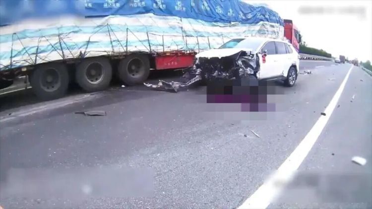 刀片式插入,猛烈撞击!湖北警方提醒:这种“刀片超车”,太危险了 刀片式插入,猛烈撞击!湖北警方提醒:这种“刀片超车”,太危险了