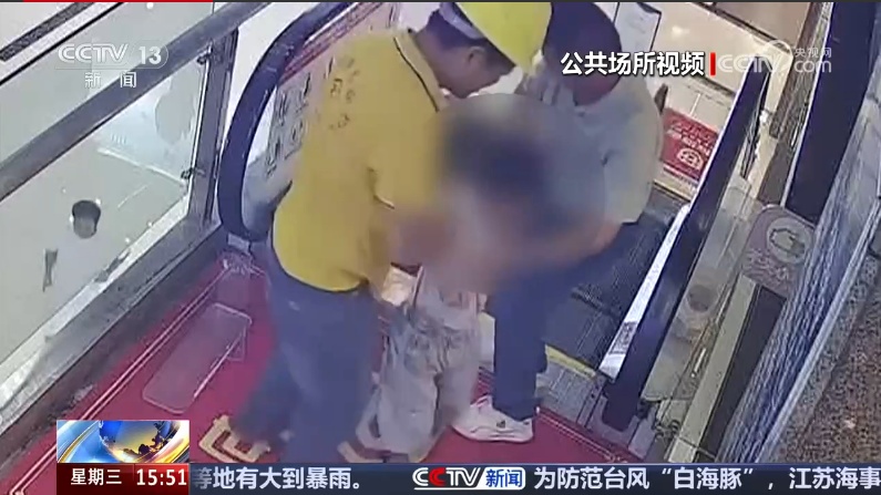 吓人!6岁男童扒商场扶梯,被带到6.5米高空悬吊 吓人!6岁男童扒商场扶梯,被带到6.5米高空悬吊