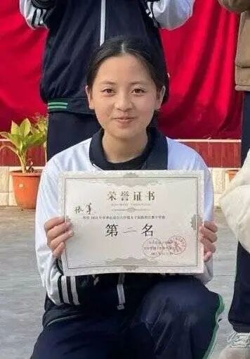 那个在床头放菜刀的女孩,因老师一句“跟我回家”改写了人生 那个在床头放菜刀的女孩,因老师一句“跟我回家”改写了人生