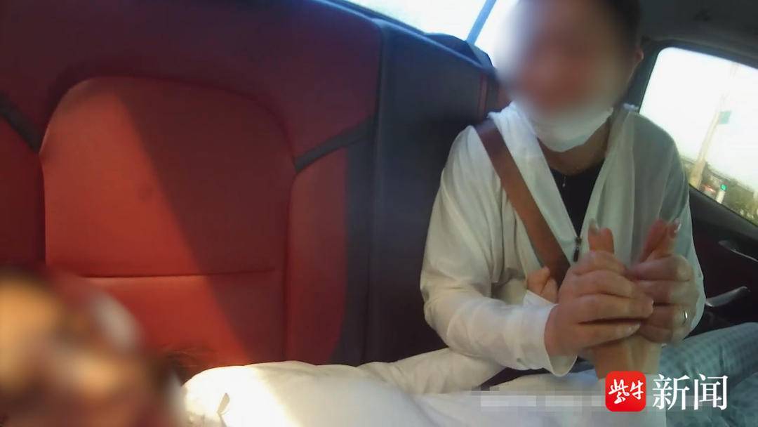 5分钟!南京六合交警紧急送中暑女子就医 5分钟!南京六合交警紧急送中暑女子就医
