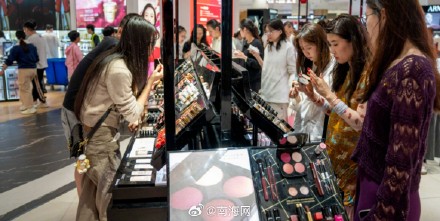 海南离岛免税今年前7月卖出216亿