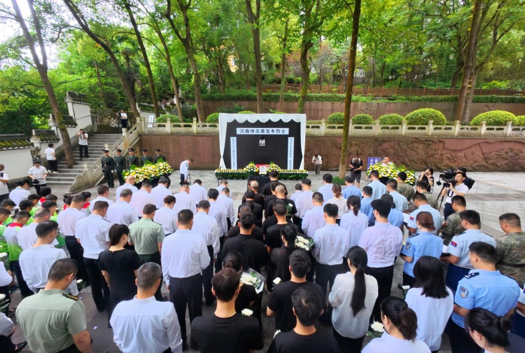 龚宝冬烈士安葬仪式举行,县委书记致悼词 龚宝冬烈士安葬仪式举行,县委书记致悼词