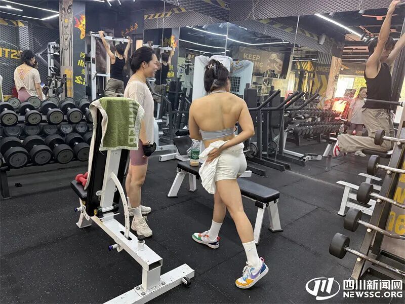 “拿1km当逗号使”的HYROX刷屏社交平台！热血挑战背后，别拿身体硬闯关｜民情瞭望